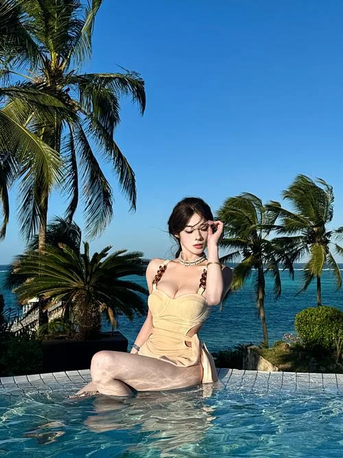 不知名美女 – 泳衣臀榨榨三次